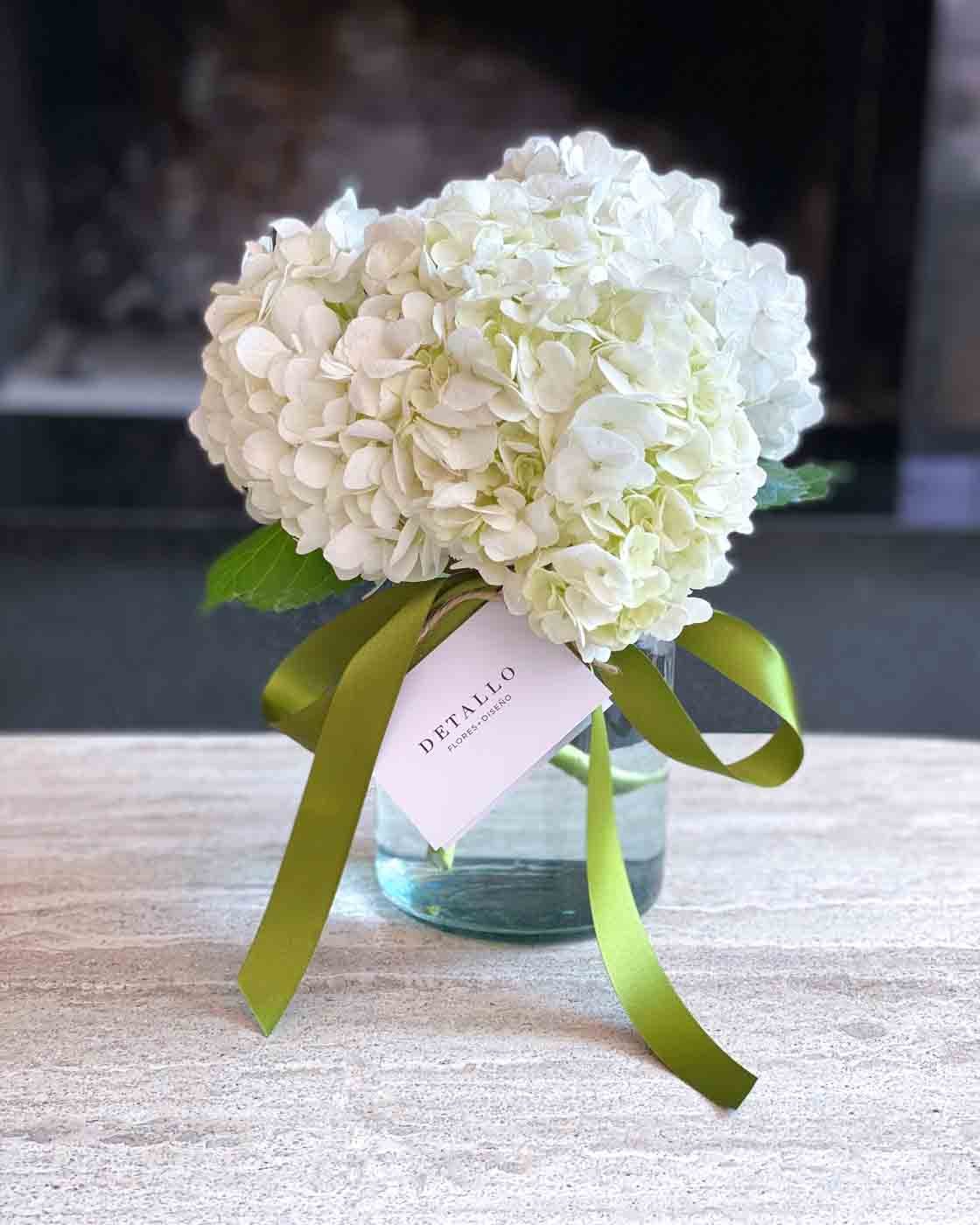 Florero con hortensias blancas