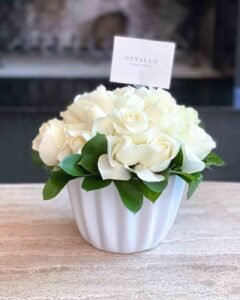 Cerámico blanco chico con rosas blancas