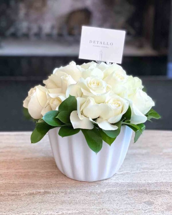 Cerámico blanco chico con rosas blancas