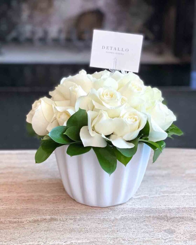 Cerámico blanco chico con rosas blancas
