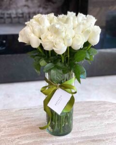 Florero rosas blancas 50
