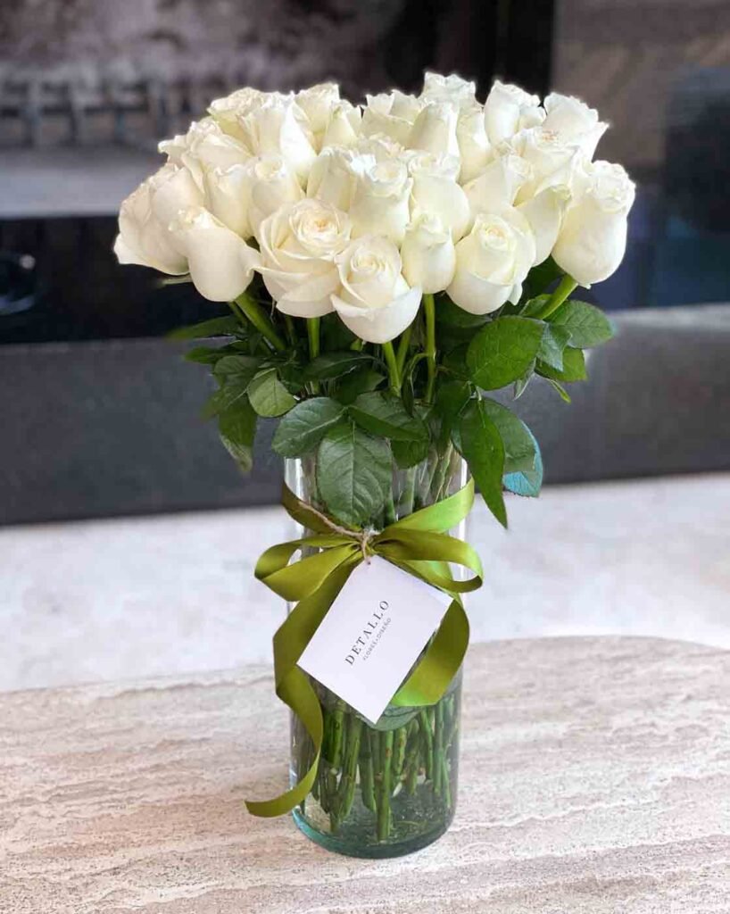 Florero rosas blancas 50 – Detallo
