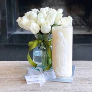 Florero con rosas blancas y Cirio Virgen de Guadalupe
