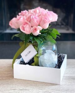 Charola con florero rosas y capelo difusor