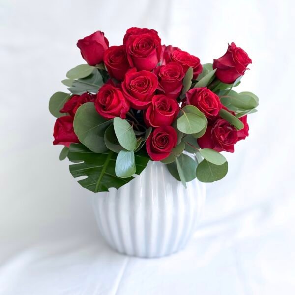 Cerámico con rosas rojas y follaje