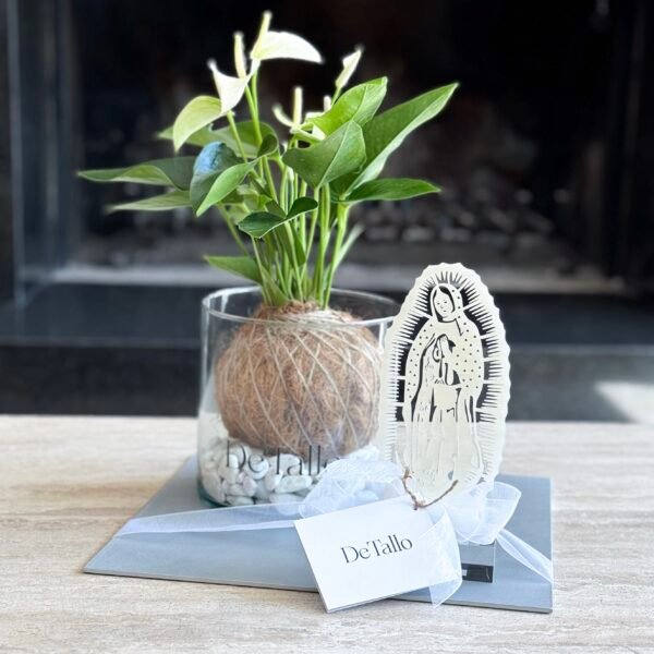 Kokedama anturio con Virgen acrílico 18cm