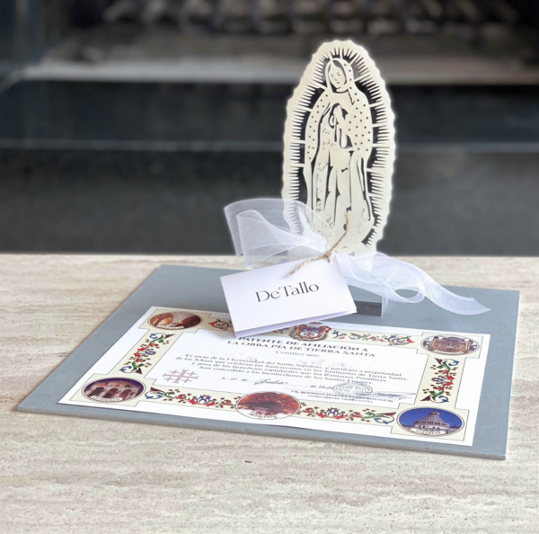 Virgen acrílico nacarado 18cm + Misa